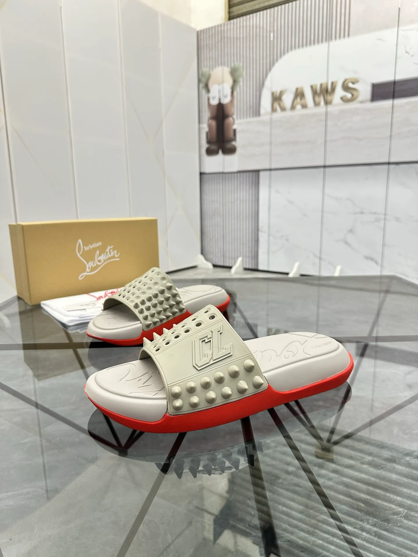 Men's shoes: 💰P300¥ Product trademark: CL red-soled shoes* "CL*" slippers Regular size: 38-44 (men's 45.46 can be customized) Product materials: imported cowhide upper, professional 5D craftsmanship, high-end rivets, sheepskin lining, original outsole. Number: 789